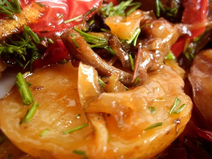 Картошечка, запеченная с грибами и помидорами.: шаг 7