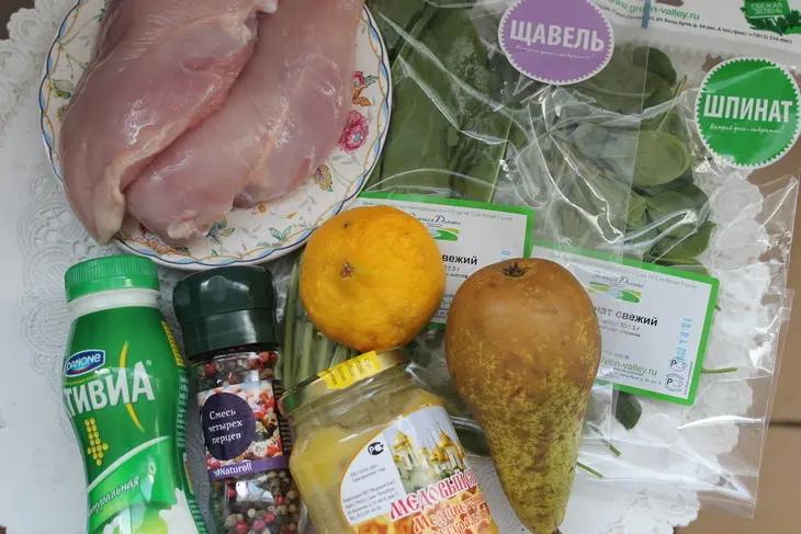 Куриная грудка на зеленой подушке с карпаччо из перченых груш и йогуртовым соусом (фм "иллюстрация"): шаг 2