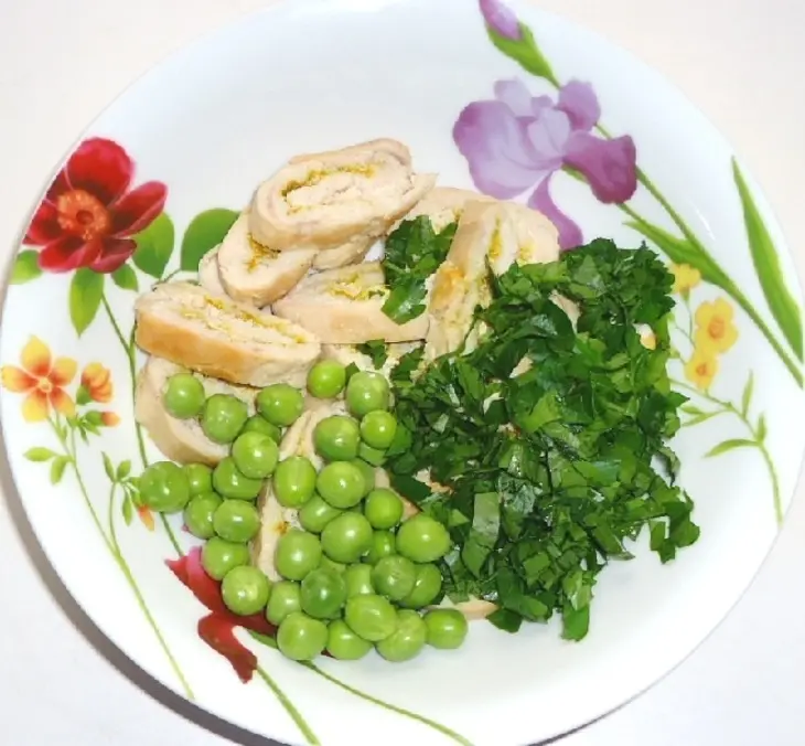 Куриный салат с рисом и зелёным горошком: шаг 7