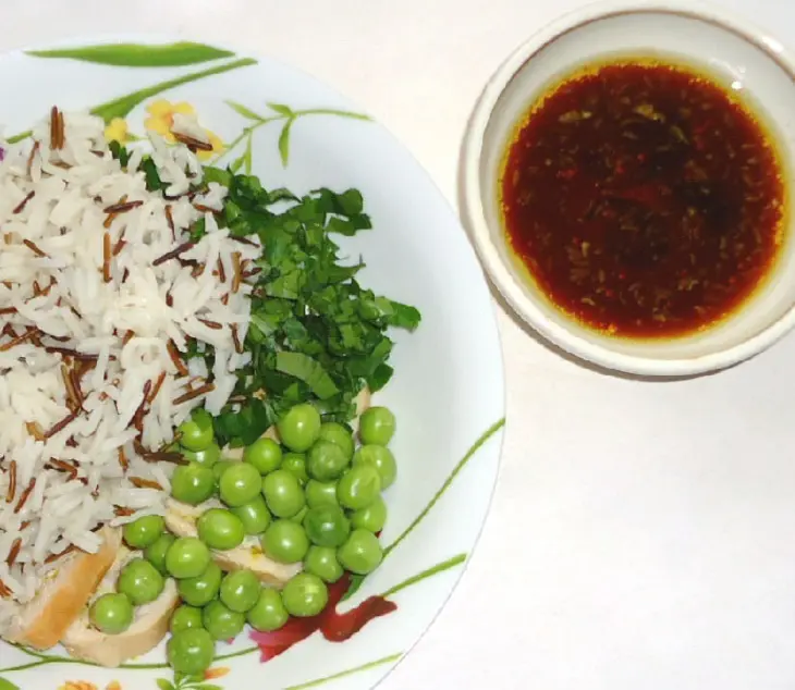 Куриный салат с рисом и зелёным горошком: шаг 9