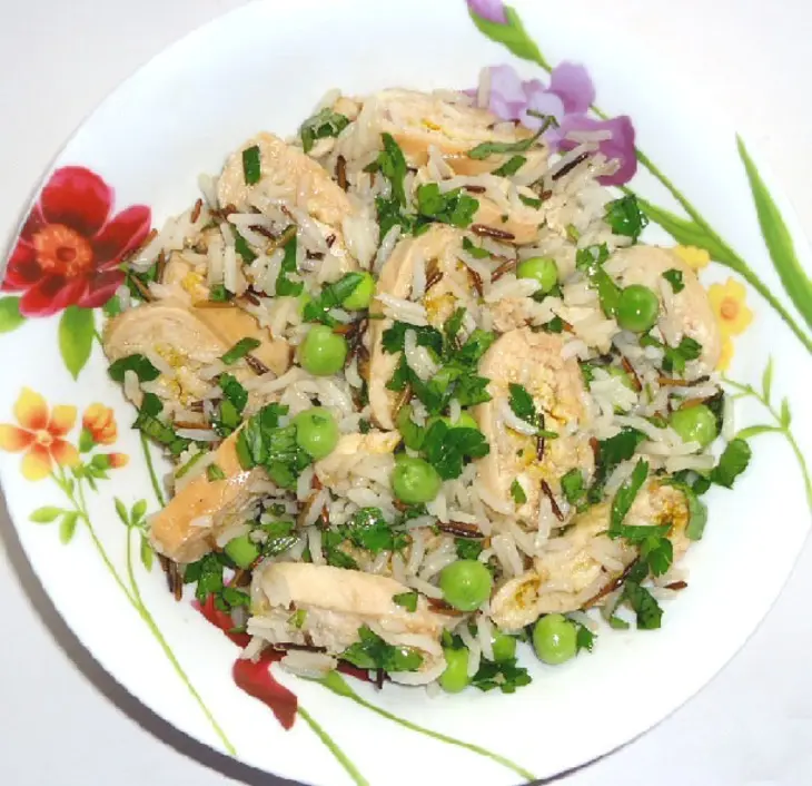Куриный салат с рисом и зелёным горошком: шаг 10