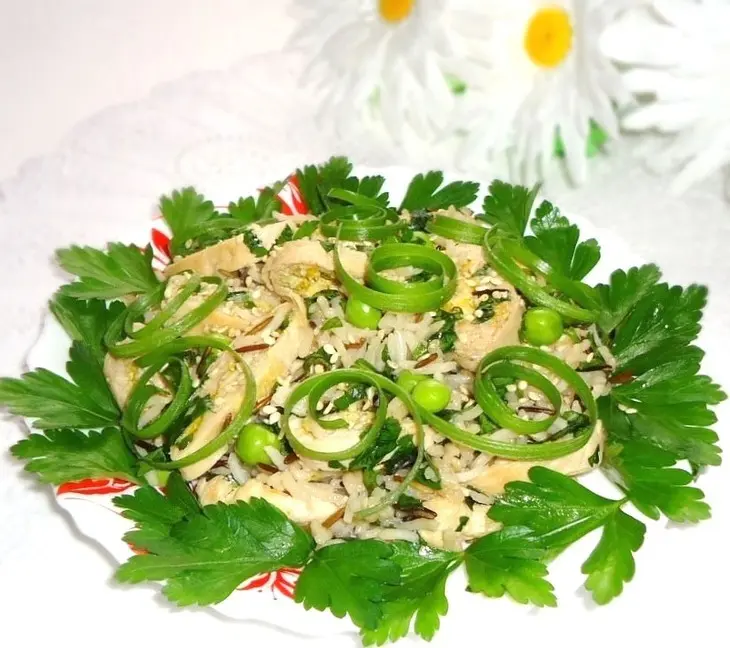 Куриный салат с рисом и зелёным горошком: шаг 12