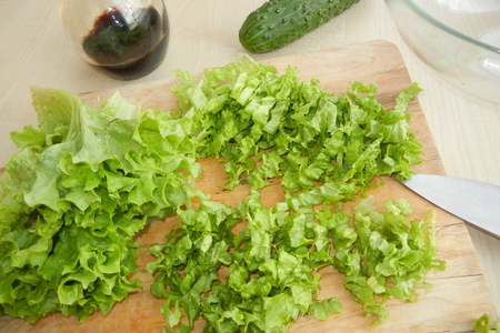Зелёный салат со сметаной и яйцами (рецепт на русском языке) – фм «иллюстрация»: шаг 3