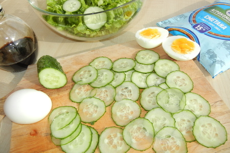 Зелёный салат со сметаной и яйцами (рецепт на русском языке) – фм «иллюстрация»: шаг 4