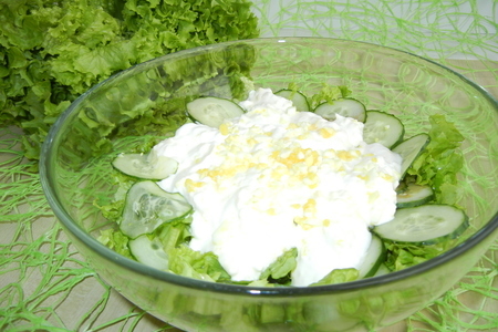 Зелёный салат со сметаной и яйцами (рецепт на русском языке) – фм «иллюстрация»: шаг 5