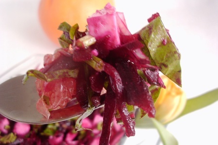 Салат из печеной свеклы и грейпфрута со шпинатом. фм « моя иллюстрация к рецепту».: шаг 6