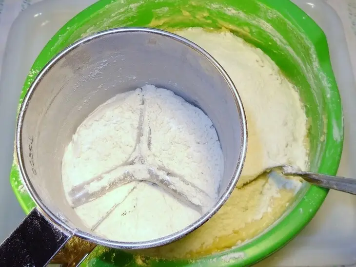Пасхальный кулич c изюмом и цукатами: шаг 4