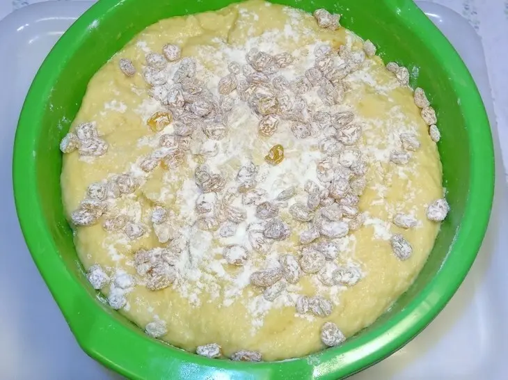Пасхальный кулич c изюмом и цукатами: шаг 6