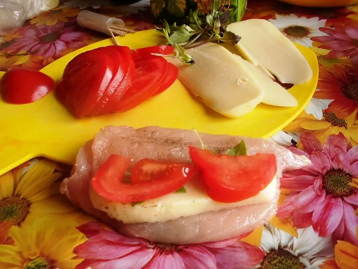 Куриные грудки, фаршированные сыром и помидорами. фм « моя иллюстрация к рецепту».: шаг 3
