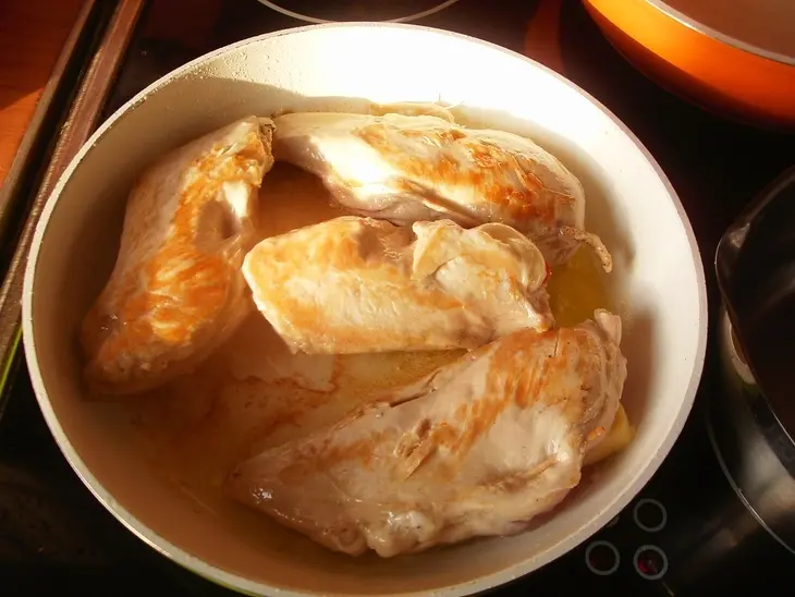 Куриные грудки, фаршированные сыром и помидорами. фм « моя иллюстрация к рецепту».: шаг 4