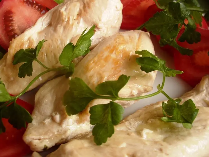 Куриные грудки, фаршированные сыром и помидорами. фм « моя иллюстрация к рецепту».: шаг 6