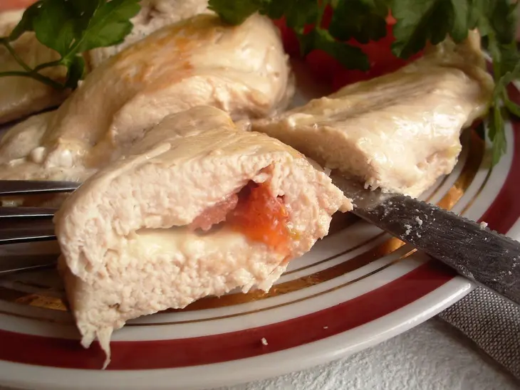 Куриные грудки, фаршированные сыром и помидорами. фм « моя иллюстрация к рецепту».: шаг 7