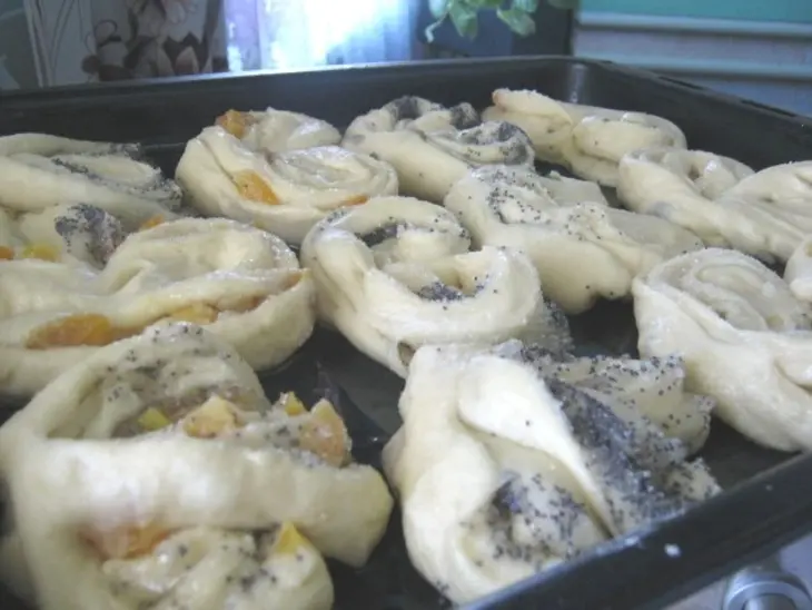 Пирожки с вишней,курагой,маком и кунжутом: шаг 4