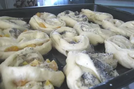 Пирожки с вишней,курагой,маком и кунжутом: шаг 4