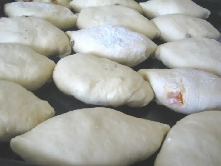 Пирожки с вишней,курагой,маком и кунжутом: шаг 5