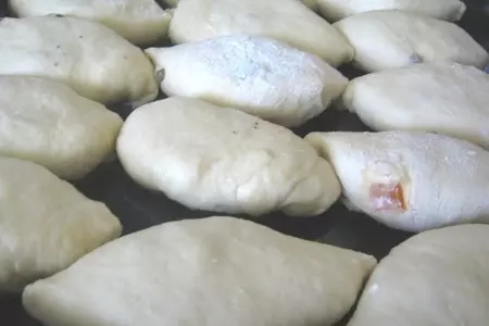 Пирожки с вишней,курагой,маком и кунжутом: шаг 5