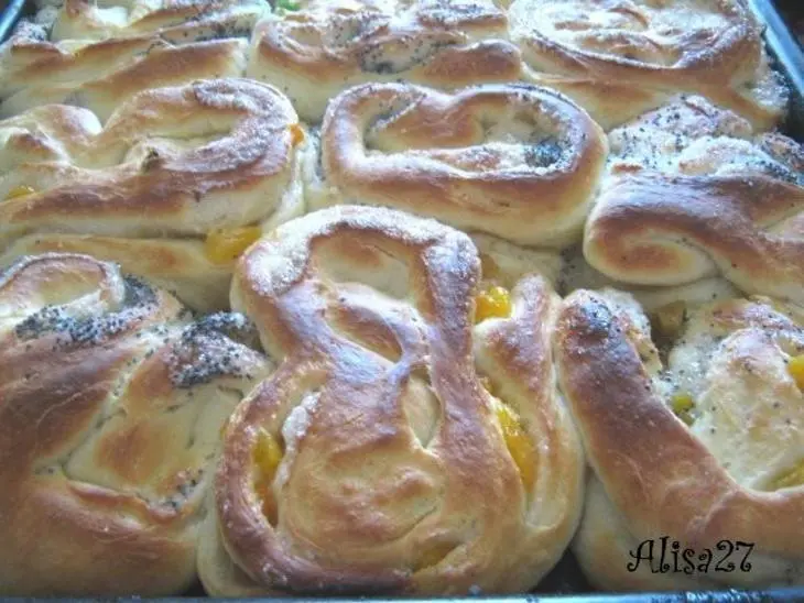 Пирожки с вишней,курагой,маком и кунжутом: шаг 8