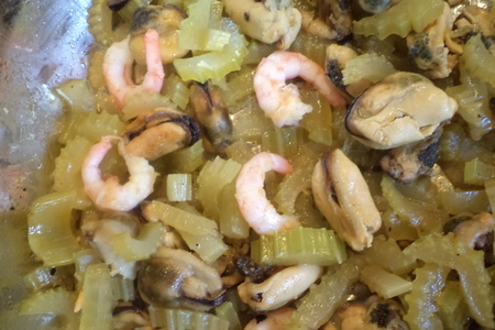 Морепродукты с овощами под чесночным соусом на пестрой рисовой подушке!: шаг 3