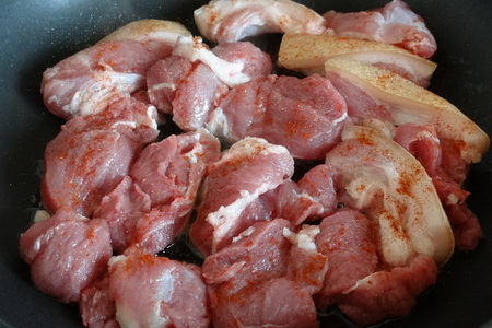 Парная свинина, тушеная в томатном соке с баклажанами для сени (к/ф кухня): шаг 1