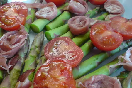 Тёплый салат из зелёной спаржи, черри, хамона и козьего сыра // шашлычки со спаржей и беконом: шаг 3