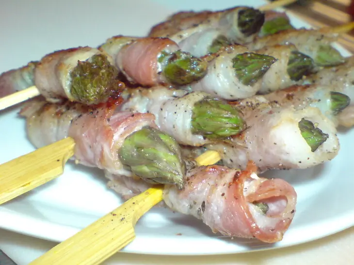 Тёплый салат из зелёной спаржи, черри, хамона и козьего сыра // шашлычки со спаржей и беконом: шаг 9
