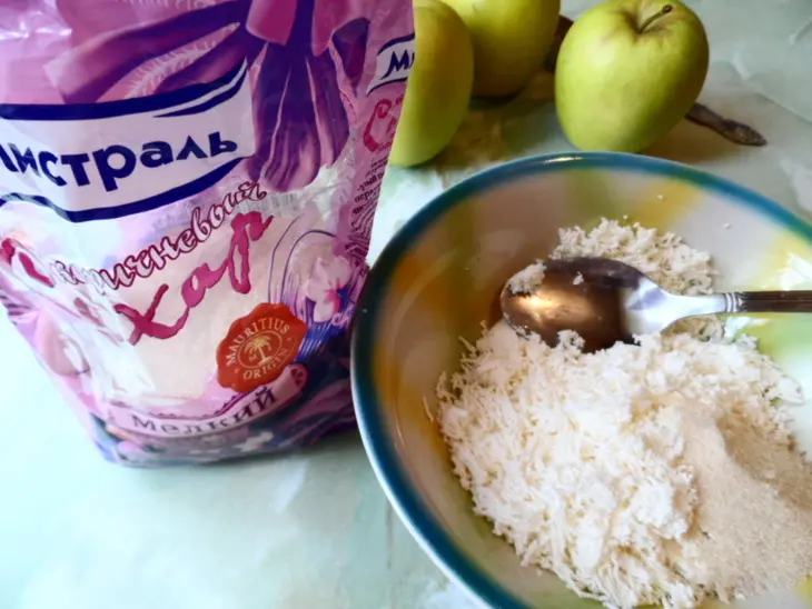 Яблочки печёные с творогом и сухофруктами.: шаг 1