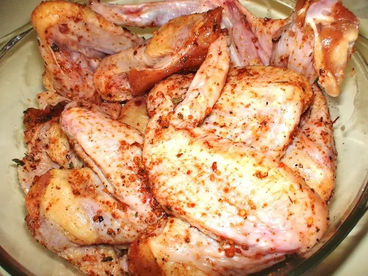 Жареные крылышки с картошкой и помидорами черри.: шаг 2