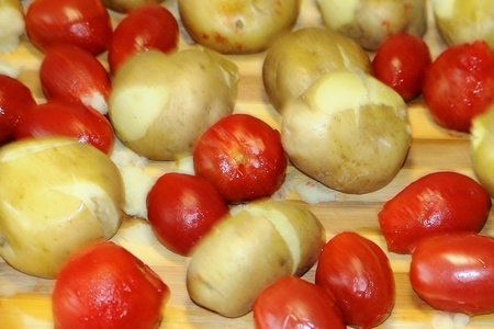 Жареные крылышки с картошкой и помидорами черри.: шаг 7