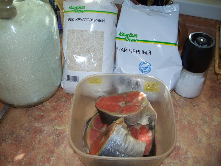 Рисовый салат  с копченым лососем: шаг 1