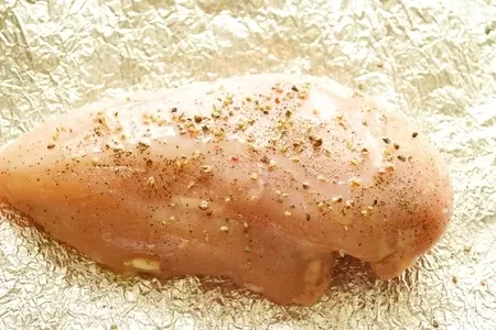 Карпаччо из ананаса с острой заправкой и запеченной курицей.: шаг 1