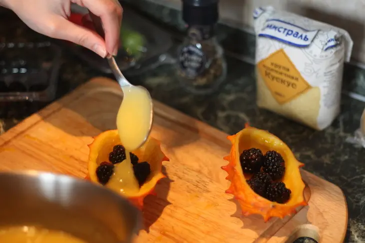 Манго-аннанасоое желе ежевикой и рисовыми хлопьями: шаг 4