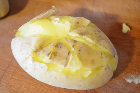 Молодой картофель с топленым маслом.: шаг 4
