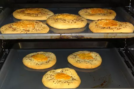 Салака на углях и хрустящие лепешки с сыром и кунжутом: шаг 5
