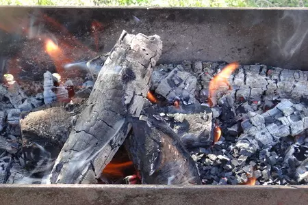 Салака на углях и хрустящие лепешки с сыром и кунжутом: шаг 7