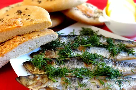 Салака на углях и хрустящие лепешки с сыром и кунжутом: шаг 9