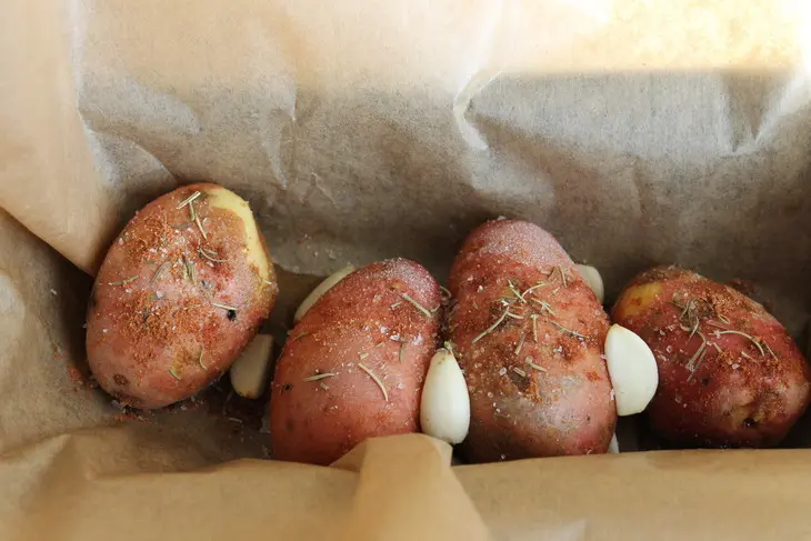 Теплая картофельная закуска со сметанным соусом: шаг 1