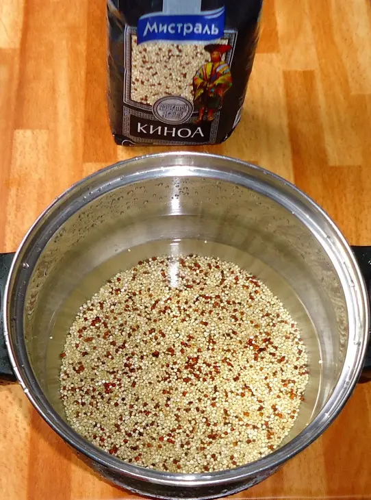 Салат из киноа с зелёным яблоком, изюмом и миндалём: шаг 1