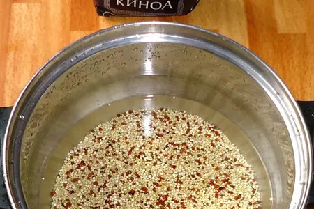 Салат из киноа с зелёным яблоком, изюмом и миндалём: шаг 1