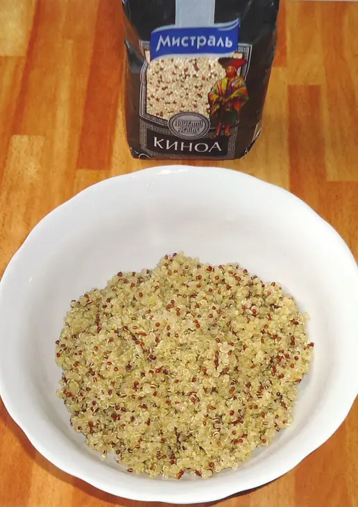 Салат из киноа с зелёным яблоком, изюмом и миндалём: шаг 2
