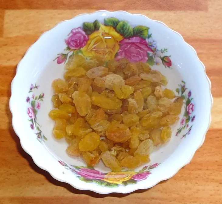 Салат из киноа с зелёным яблоком, изюмом и миндалём: шаг 3
