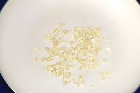 Салат из киноа с зелёным яблоком, изюмом и миндалём: шаг 4