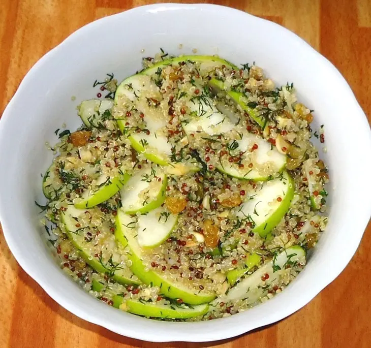 Салат из киноа с зелёным яблоком, изюмом и миндалём: шаг 7
