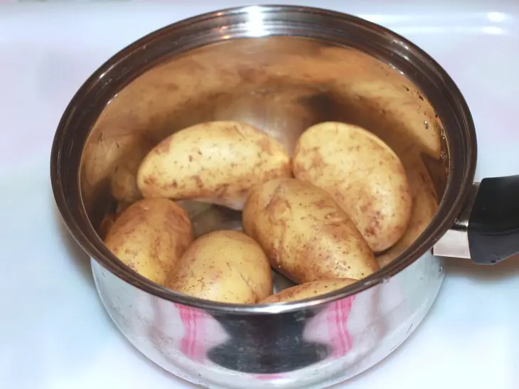 Картофель по-архиерейски с икрой из хлеба: шаг 1