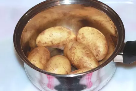 Картофель по-архиерейски с икрой из хлеба: шаг 1
