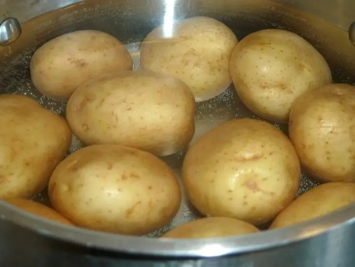 Белый амур с молодым картофелем: шаг 1