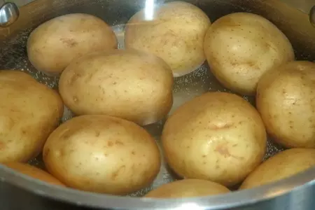 Белый амур с молодым картофелем: шаг 1