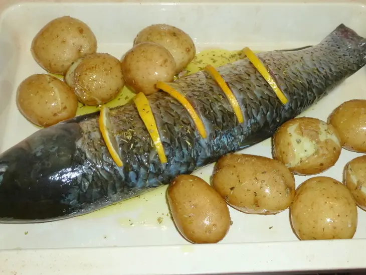 Белый амур с молодым картофелем: шаг 3