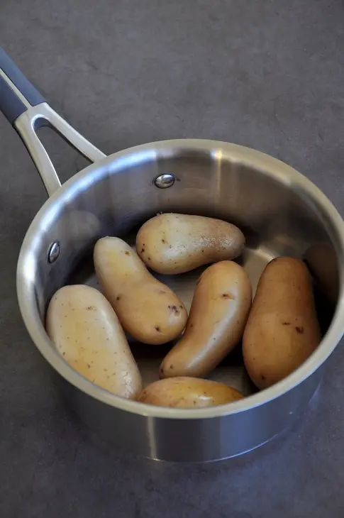 Салат из молодого картофеля с маслинами, каперсами и пармезаном: шаг 2