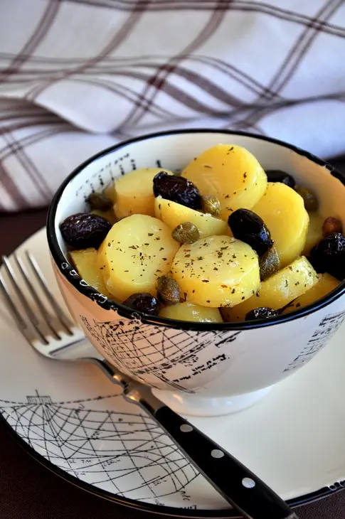 Салат из молодого картофеля с маслинами, каперсами и пармезаном: шаг 4