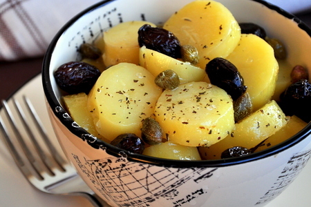 Салат из молодого картофеля с маслинами, каперсами и пармезаном: шаг 4